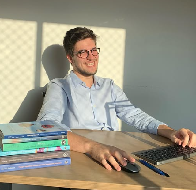 Rafael Ribas em seu espaço profissional de atendimento